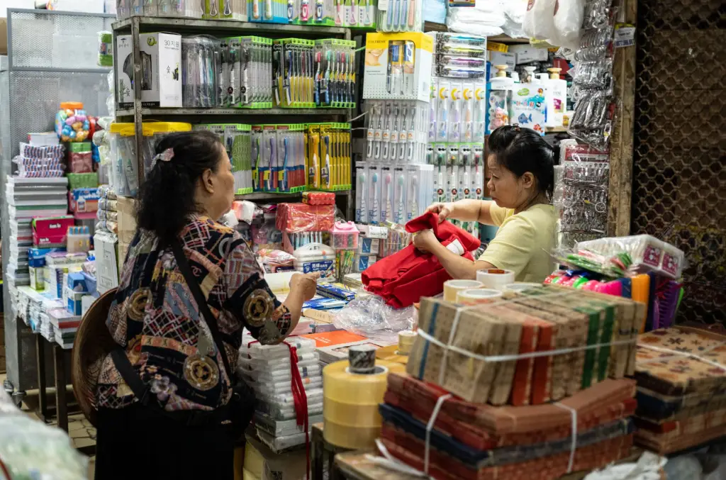 南昌青山湖区标识标牌制作选材对比：亚克力与铝合金应用差异